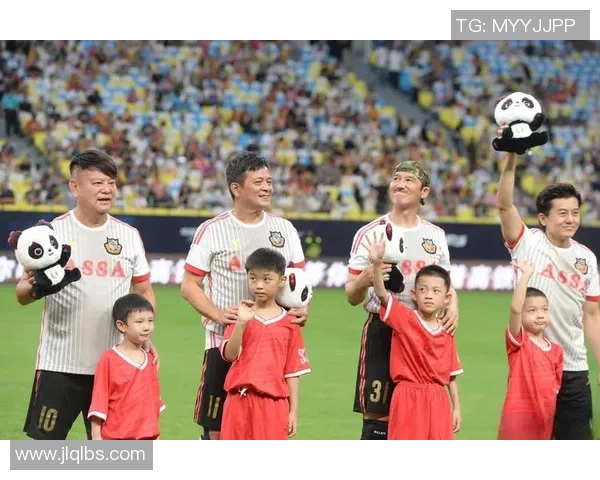 足球明星化身老头搞笑视频引发热议网友纷纷模仿挑战趣味十足