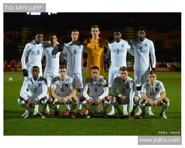 超炫背景下的足球明星们如何在绿茵场上展现无与伦比的魅力与风采