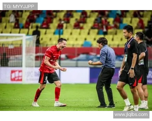 足球明星深情回忆教练教诲感恩之言激励年轻球员奋勇向前